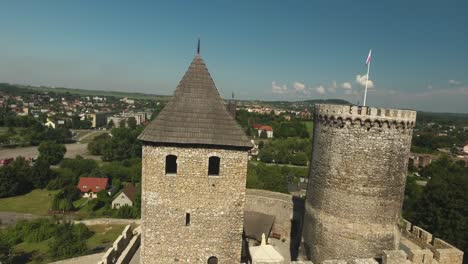 toma dinámica aérea del antiguo castillo medieval 4k