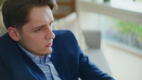 Portrait-of-Confident-Businessman