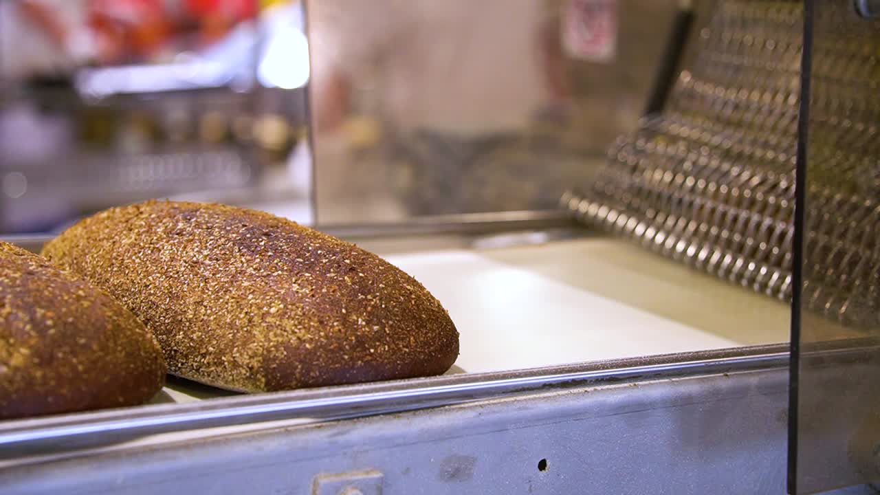 준비된 빵이 기계에서 나옵니다.