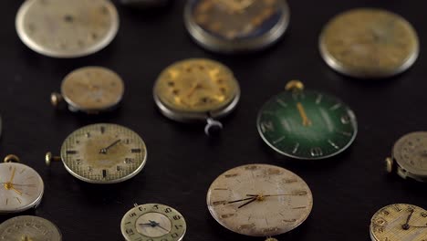 viejo reloj antiguo girando.