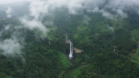 antena de mágicas cataratas laxapana en la selva profunda de sri lanka con nubes