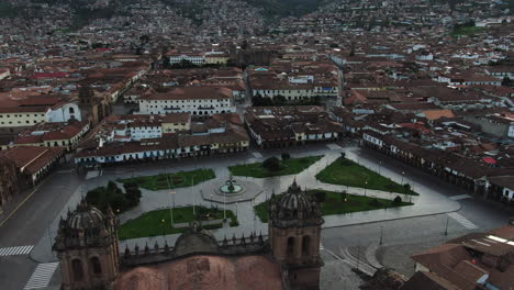 4K-Luftaufnahmen-In-Der-Dämmerung-Der-Plaza-De-Armas-In-Der-Stadt-Cusco,-Peru-Während-Der-Coronavirus-Quarantäne,-LKW-Und-Schwenk-Von-Links-Nach-Rechts,-Weitwinkelaufnahme