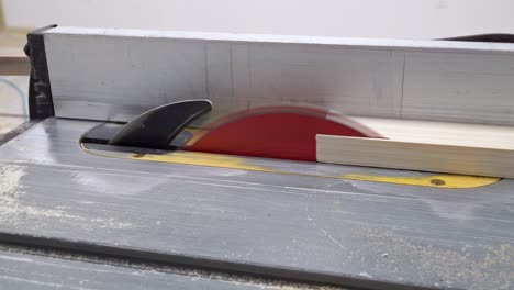 herramienta de mesa de sierra eléctrica para el trabajo de la madera con corte de madera