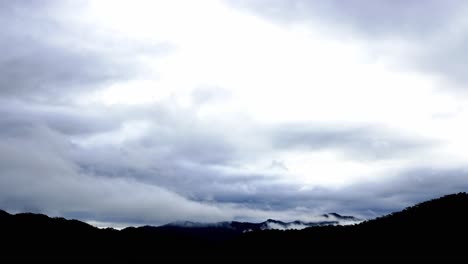 Zeitraffer-Des-Bewölkten-Himmels-Nach-Gewitter-über-Der-Bergkette-Am-Morgen-Mit-Strahlen-Des-Sonnenaufgangs