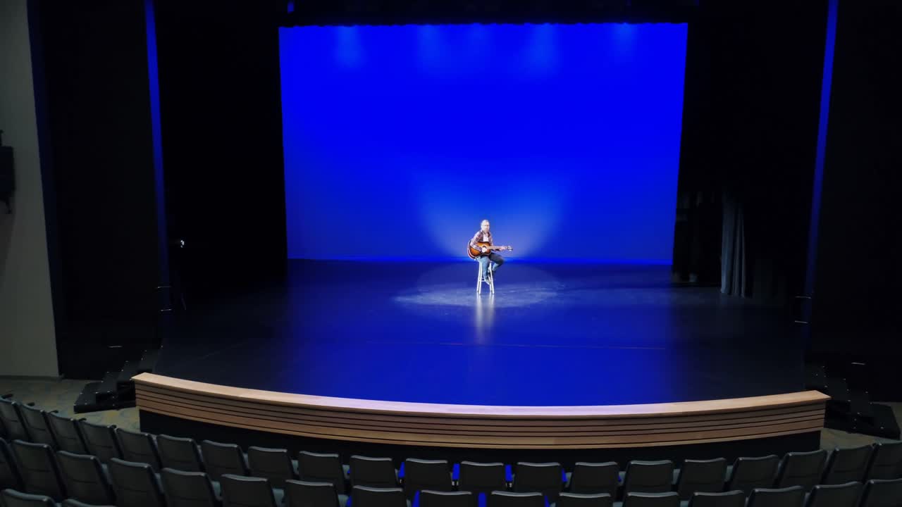 guitarrista actuando en el escenario 4k