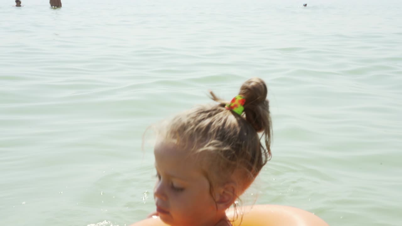 아이가 바다에서 수영하는 부풀이 고리, 익사 위험 안전 장비, 어린이 구명 보이