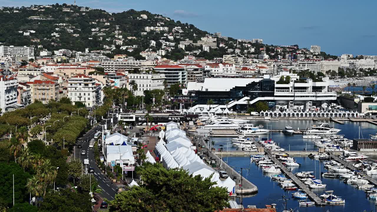 Vista del porto marittimo di Cannes, Francia. Yacht ormeggiati, edifici, vegetazione, Mar Mediterraneo