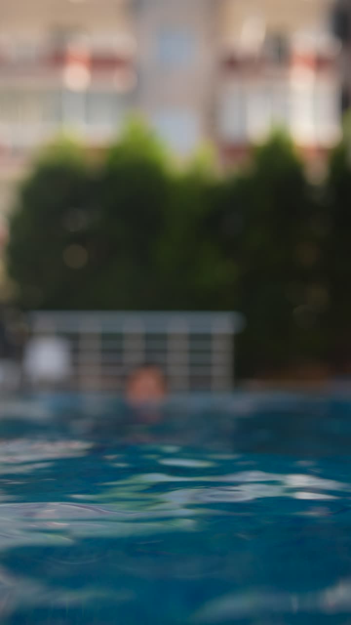 수영장에서 수영하는 사람