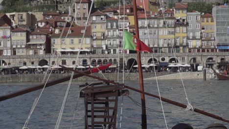 Los-Icónicos-Barcos-Rabelo-Que-Son-Los-Tradicionales-Transportes-De-Vino-De-Oporto-Con-Bandera-Portugal