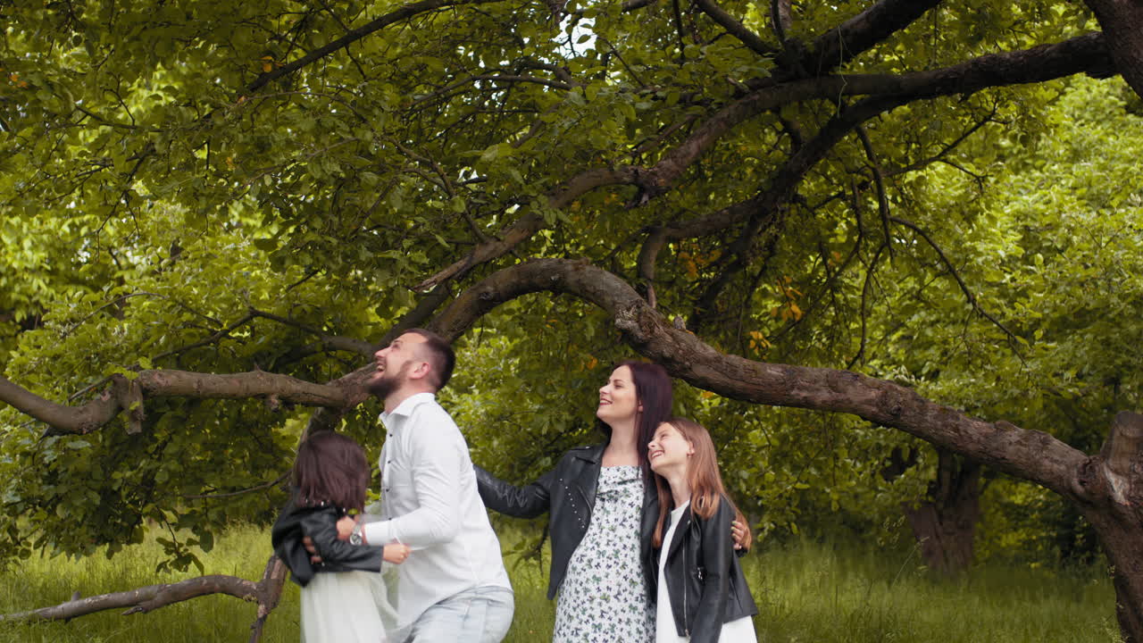 행복 한 가족 이 공원 에서 즐거운 시간 을 보내고 있다