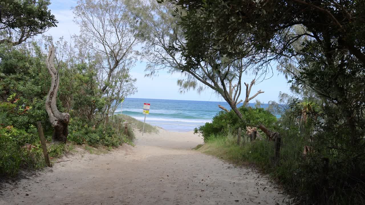 vista progresiva de un camino de playa que conduce al mar