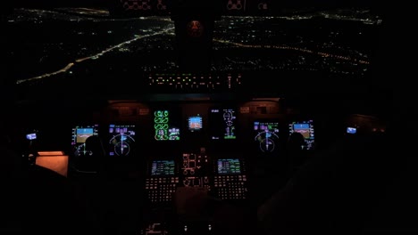 vista única desde la cabina de un jet durante una aproximación de instrumentos reales al aeropuerto de atenas por la noche sobrevolando la ciudad