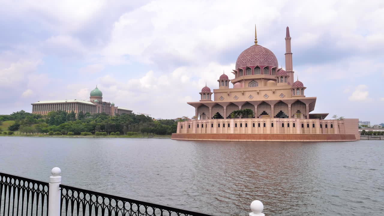 4K TIME-LAPSE PUTRA MOSQUE IN PUTRAJAYA, MALAYSIA