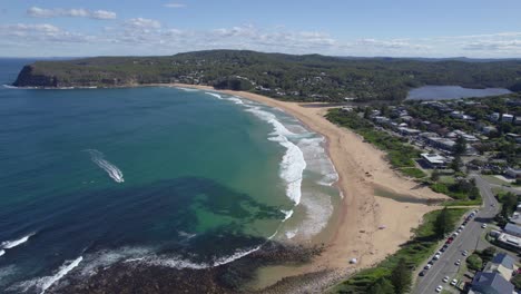 Lancha-Rápida-Creando-Estela-En-El-Mar-En-La-Playa-De-Copacabana-En-Nueva-Gales-Del-Sur