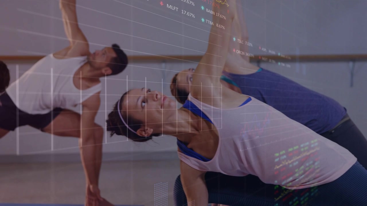 Clase de yoga manteniendo una postura lateral, girando y levantando los brazos, mientras la secuencia mueve la cámara panorámica y la cuadrícula sigue la forma