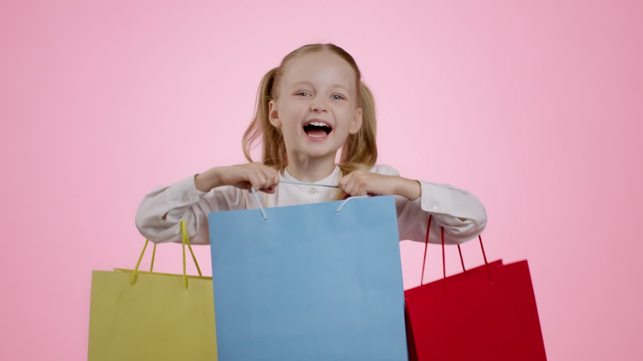 쇼핑 가방 을 들고 있는 행복 한 소녀