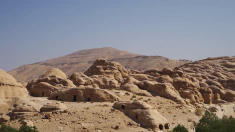 ruinas de la antigua ciudad de petra en el desierto de petra, jordania, sartén de mano derecha