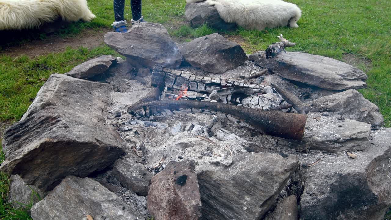 fuego de campamento ardiendo durante el día