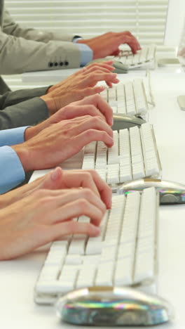 vista de cerca de las manos de un hombre de negocios escribiendo en el teclado