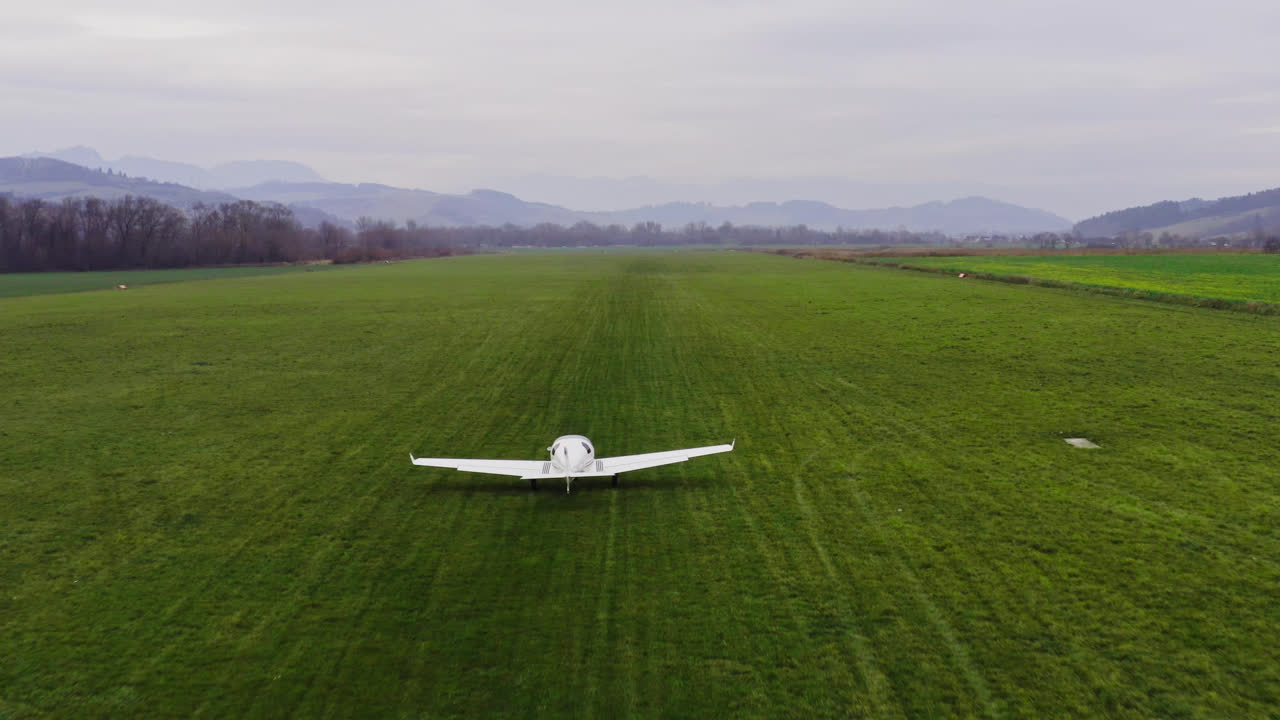 슬로바키아 립토프의 시골 시골에 있는 텅 빈 무성한 녹지에서 이륙하는 작은 공기 장소