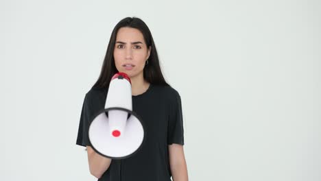 mujer con megáfono