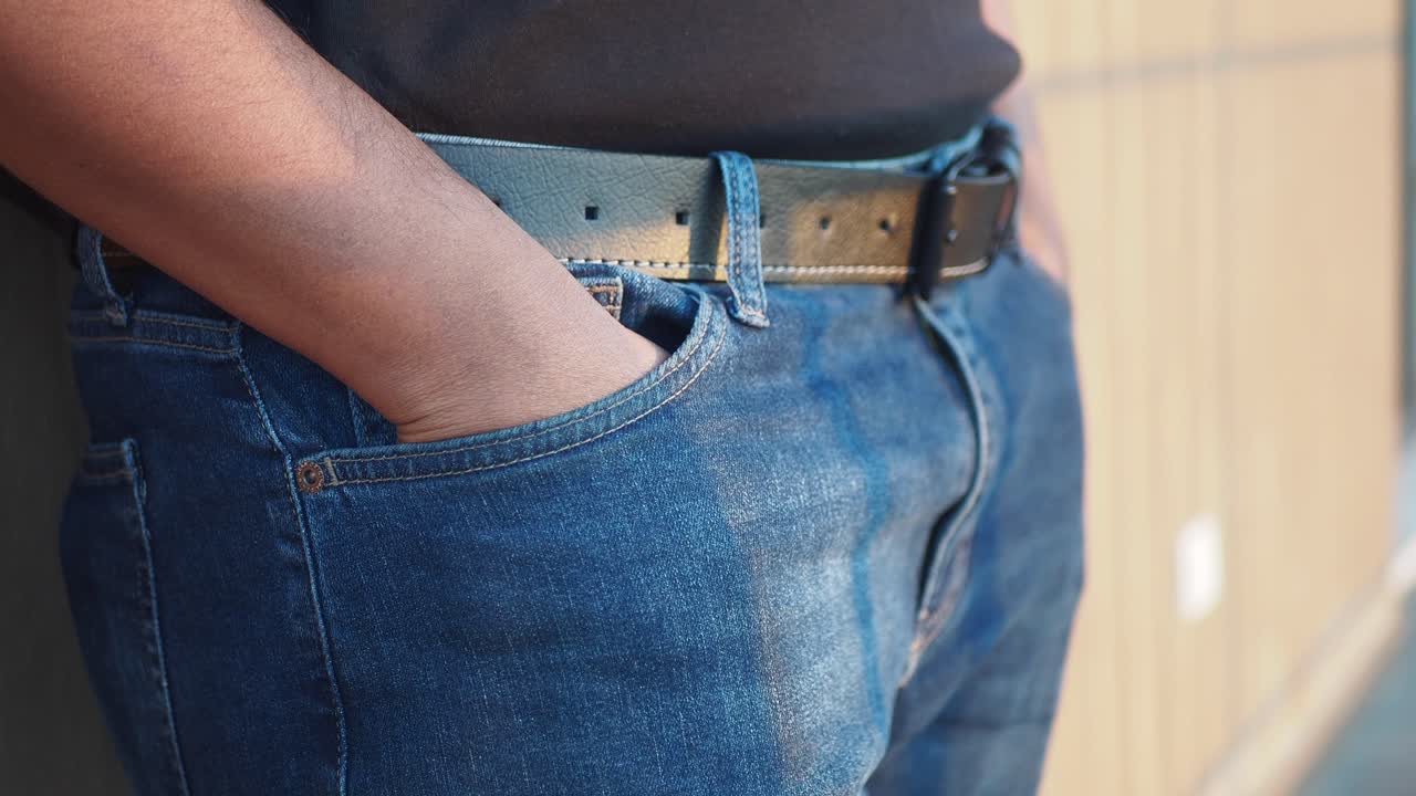 주머니에 있는 사람의 손