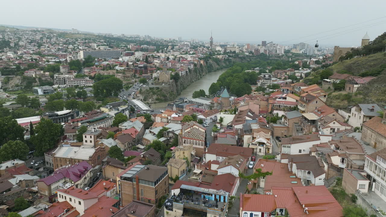 toma de drones del antiguo barrio de tbilisi, la fortaleza de narikala y el río kura
