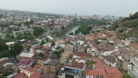 Drohnenaufnahme-Des-Alten-Viertels-Von-Tiflis,-Der-Festung-Narikala-Und-Des-Kura-Flusses