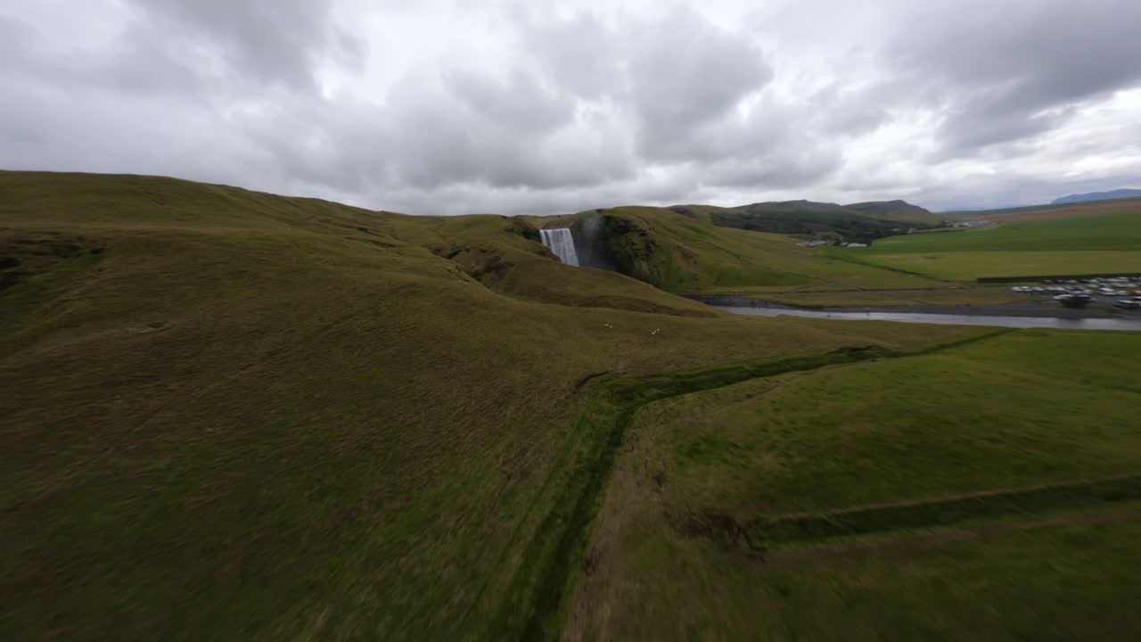 cascada de skogafoss en islandia verano - vuelo aéreo cinemático fpv drone