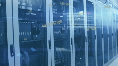 animación de múltiples números cambiantes, procesamiento de datos y punto de luz contra la sala de servidores de computadora
