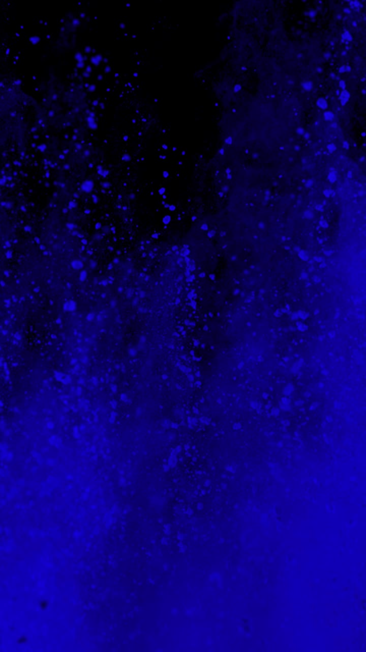 Ripresa Super Slow Motion di un'esplosione di polvere di colore blu a 1000 fps, vista verticale