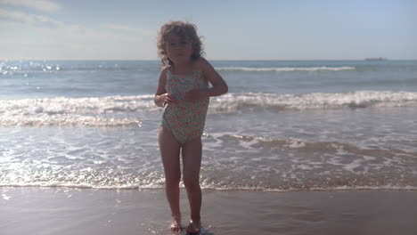 una niña bailando en el mar