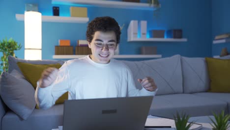 y un niño inteligente y exitoso en sus clases.