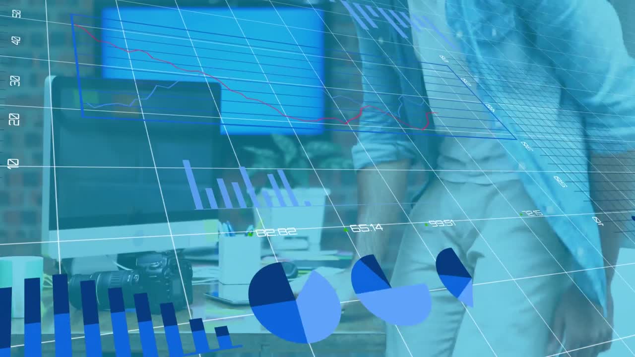 procesamiento de datos estadísticos contra el hombre caucásico que usa computadora mientras trabaja en la oficina