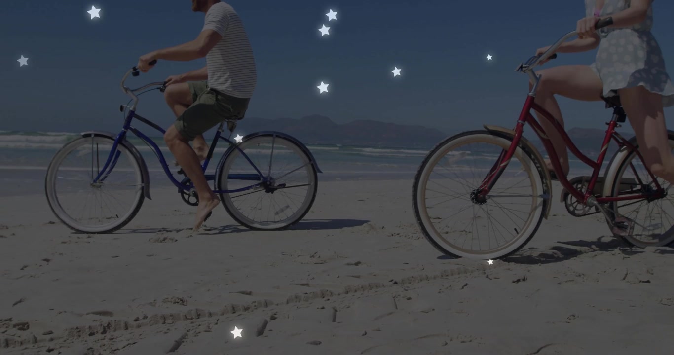 Livsstilspar begynner å sykle på blå og røde cruisersykler langs stranden, med glødende stjerner som overlegg.