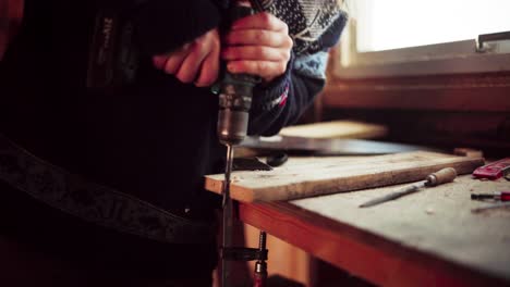 Vista-Recortada-De-Un-Hombre-Trabajando-Madera-Dentro-De-La-Tienda