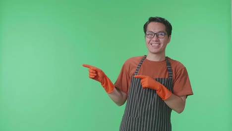 hombre sonriente con delantal y guantes apuntando