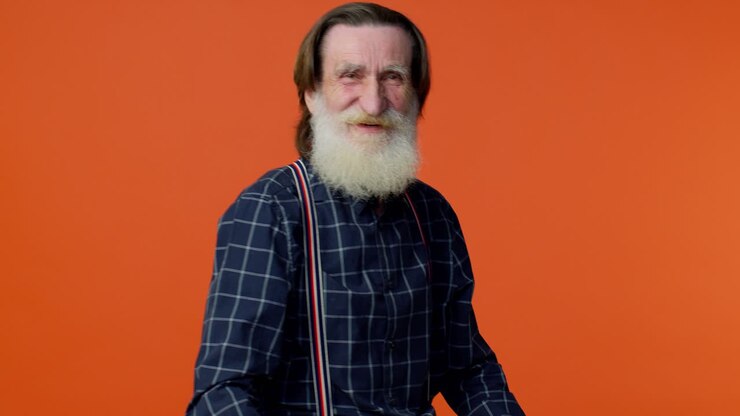 Anziano nonno che fa espressioni facciali giocose e sciocche, facendo smorfie, scherzando e mostrando la lingua.