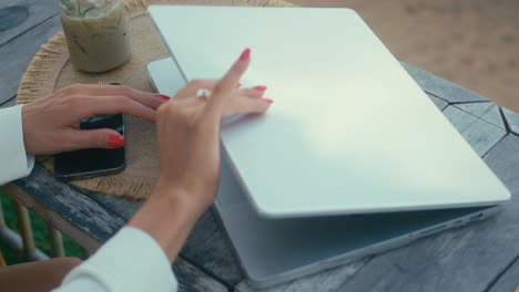 mujer trabajando en una computadora portátil en un café