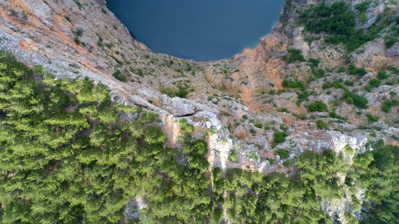크로아티아의 레드 레이크 (red lake) 의 아름다운 항공 영상.