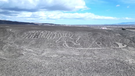 Vista-Aérea-Panorámica-Del-Paisaje-Montañoso-Del-Desierto-Con-Las-Líneas-De-Nazca-Criaturas-Humanoides-En-Perú