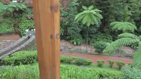 un pequeño arroyo en el parque natural de ribeira dos caldeiroes, achada, región nordeste, isla de sao miguel, azores