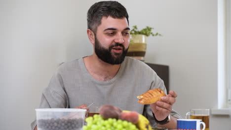 uma vista de perto de um homem islâmico a tomar o pequeno-almoço.