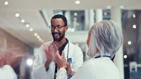 Gesundheitsfürsorge,-High-Five-Und-Applaus-Mit-Einem-Team