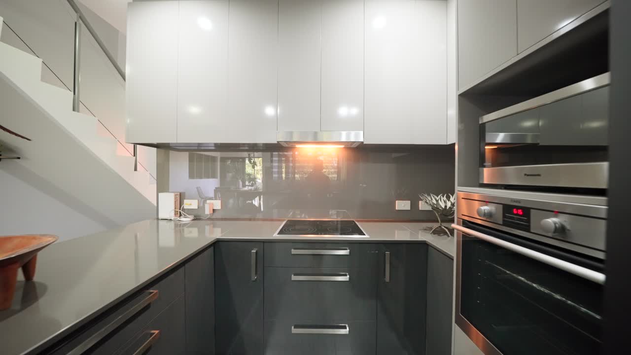 Cozinha moderna minimalista com móveis elegantes e iluminação natural em uma casa contemporânea. Interior de casa decorada para imobiliária