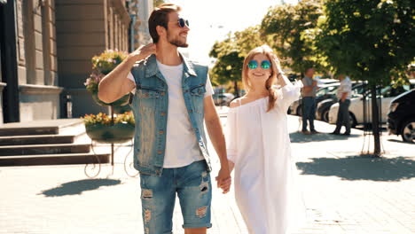 pareja caminando por la calle de la ciudad