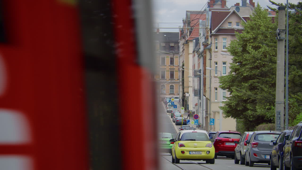 트램 과 자동차 가 있는 도시 거리