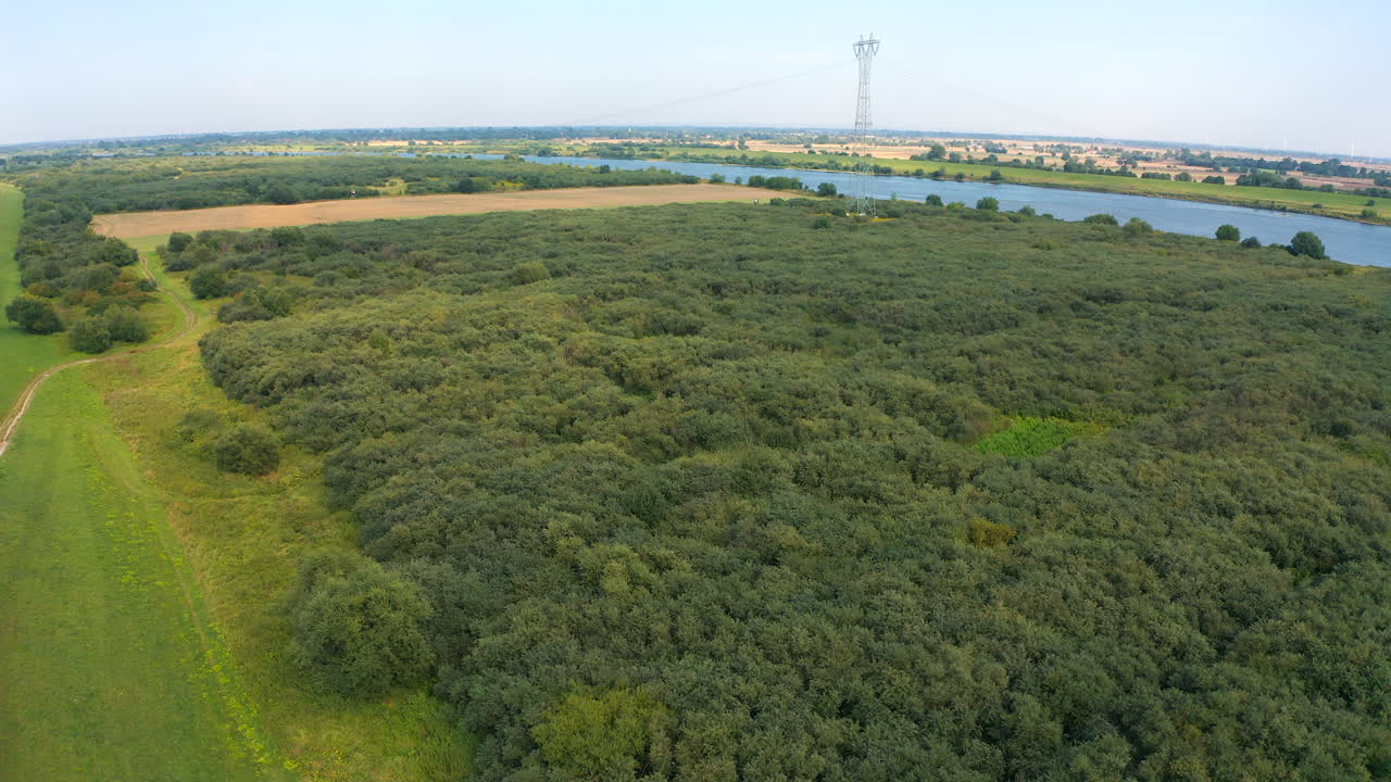 vista aérea de arriba del avión no tripulado volando sobre el río de tierras de cultivo en el fondo