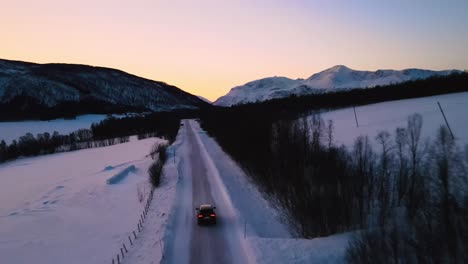 Vista-Aérea-Del-Hermoso-Paisaje-De-Los-Alpes-De-Lyngen,-Noruega.