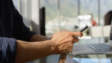 ejecutivo de negocios asiático usando teléfono móvil en el escritorio en la oficina 4k